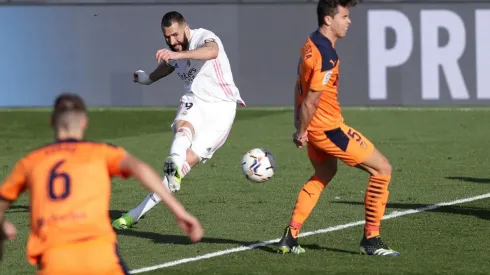 Karim Benzema anotó el primer gol de Real Madrid ante Valencia.