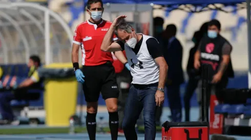 Ariel Holan mostró su enfado con el cuerpo arbitral.