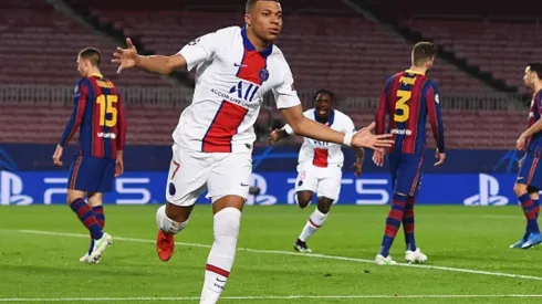 Mbappé festeja su gol para el PSG contra Barcelona.