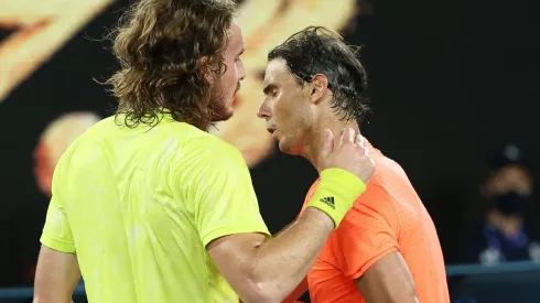 Tsitsipas consuela a Rafa Nadal tras vencerlo en Australia
