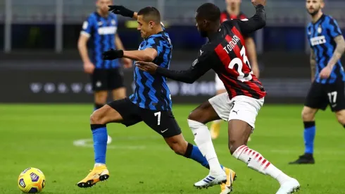 Alexis Sánchez seguido de cerca por Fikayo Tomori. El delantero chileno era preocupación para Zlatan Ibrahimovic en el último Derby della Madonnina entre AC Milan e Inter