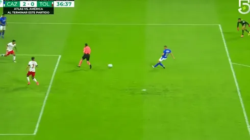 El árbitro, defensa del Toluca contra Cruz Azul.