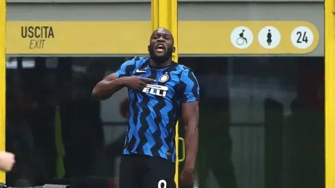 Lukaku gritando tras marcarle al AC Milan