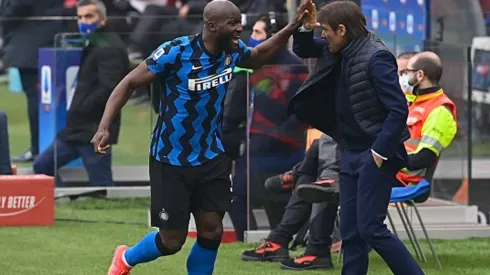 Conte festeja con Lukaku la goleada del Inter contra el AC Milan en el clásico.