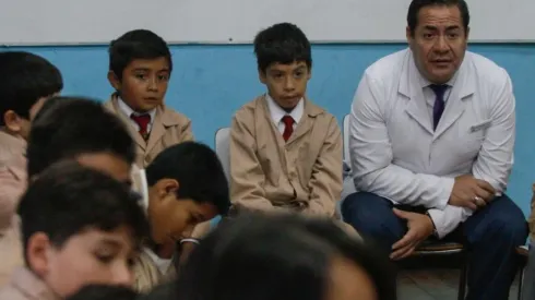 Trabajadores de la educación que ejerzan en establecimientos educacionales municipales y particulares subvencionados podrían acceder al beneficio.