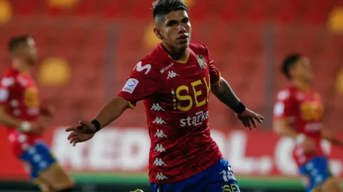 Carlos Palacios celebrando uno de sus goles en Unión Española