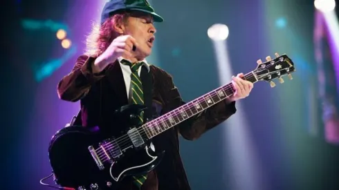 Angus Young es el legendario guitarrista del "pasito" en AC/DC.