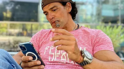 Cristián de la Fuente actualmente está a cargo del programa Instagram "Velvet al Desayuno".