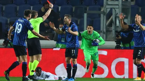 Remo Freuler vio la tarjeta roja al minuto 17 ante Real Madrid.