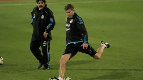 Martín Palermo siendo dirigido por Diego Maradona en Argentina.