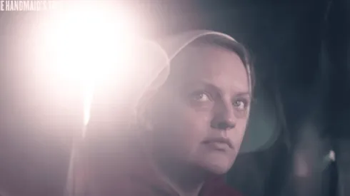 Elizabeth Moss sigue siendo la protagonista principal de "The Handmaid's Tale".