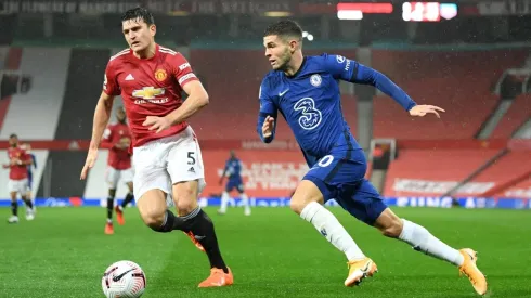 Los Blues quieren bajar a un Manchester que de a poco se aleja del título.