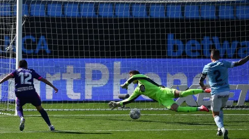 Fabián Orellana tomó un rebote para mandarla a guardar.