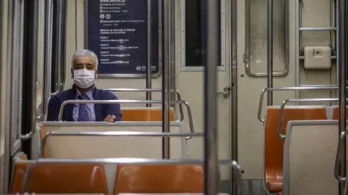 Metro de Santiago estiró su horario de cierre tras el nuevo toque de queda.