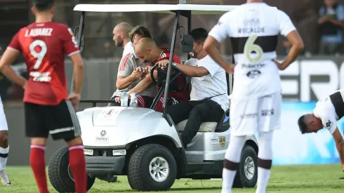Javier Pinola fue rápidamente trasladado a un centro asistencial, donde se confirmó la fractura de su antebrazo.