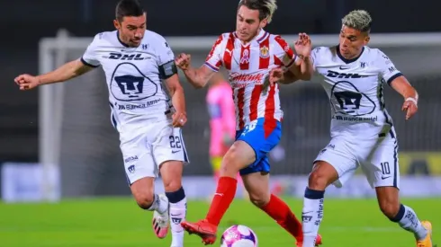 Chivas y Pumas se enfrentan en un imperdible encuentro por la Liga MX.