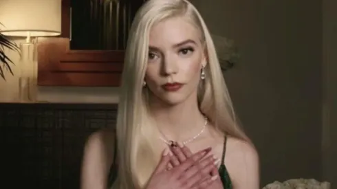 Anya Taylor-Joy al recibir su premio a la Mejor Actriz en una Serie Limitada.