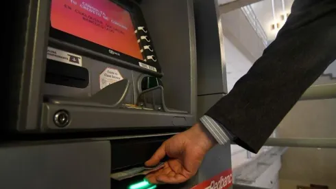 Los beneficiarios del Aporte Familiar Permanente reciben $49.184 por carga familiar o por familia, dependiendo qué tipo de beneficiario es quien califica para el bono.