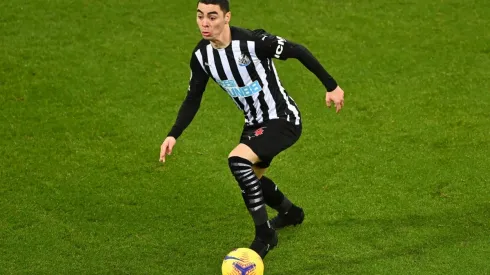 Almirón defendiendo la camiseta del Newcastle