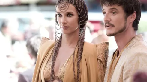 Indira Varma, que ahora estará en la serie de Obi-Wan Kenobi, aquí aparece junto a Pedro Pascal en una escena de "Game of Thrones".