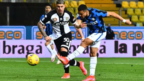 Alexis Sánchez abre la cuenta para Inter contra Parma, poco antes de anotar otro gol.