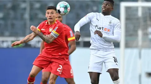 Charles Aránguiz en el triunfo del Bayer Leverkusen contra Borussia M'gladbach.