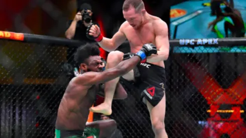 Yan metió una rodilla ilegal a Sterling y perdió el cinturón