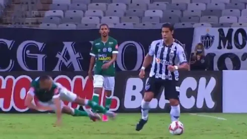 Hulk desplazando al jugador Franco del Uberlandia