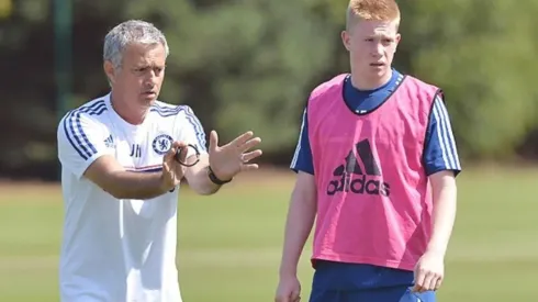 Mourinho entregándole indicaciones a De Bruyne en el entrenamiento de Chelsea
