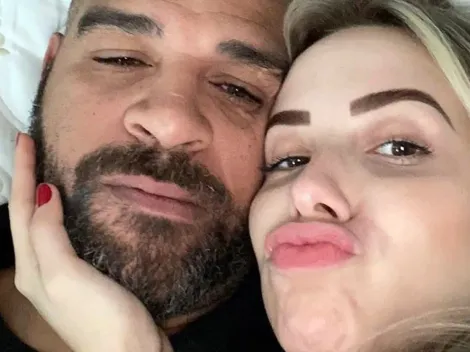 Adriano vive en una suite presidencial y su novia se toma fotos