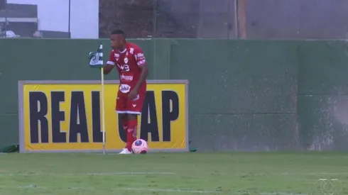 Alan Mineiro escupiendo el banderín antes de lanzar el córner
