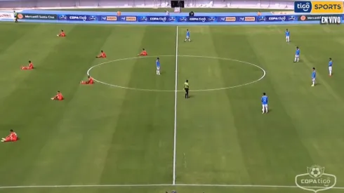 Los jugadores del Royal Pari en el suelo obligados a jugar contra Aurora pese a la huelga... terminaron goleando..