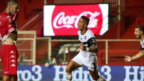 Lucas Barrios marcó para Gimnasia ante el Unión de Nicolás Peñailillo.