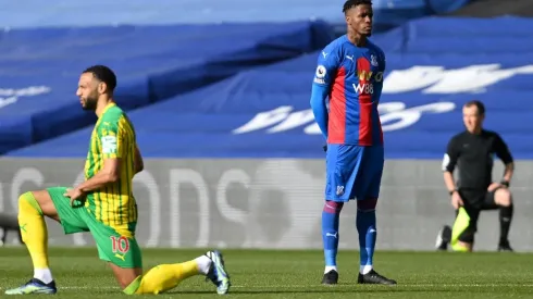 Wilfried Zaha se negó a arrodillarse en la previa del partido de la Premier League.
