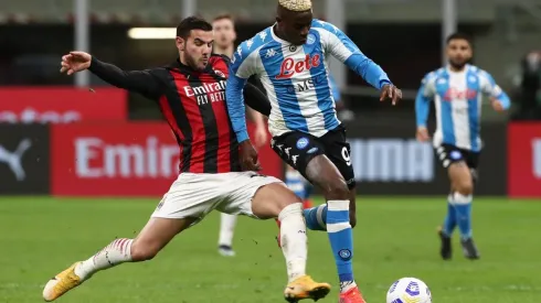 Theo Hernández pelea una pelota para el AC Milan