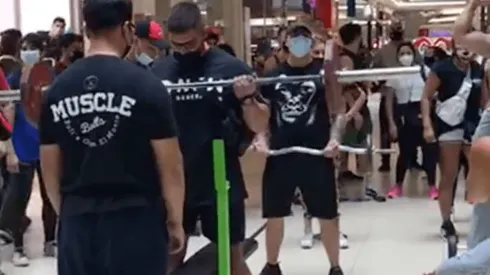 Todo un revuelto causó la protesta por el cierre de los gimnasios en el Mall Costanera Center.