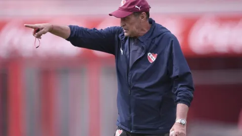 Falcioni irónico tras su goleada con línea de cinco en Independiente.