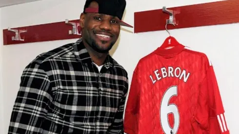 Lebron James ya había posado con la camiseta del Liverpool anteriormente