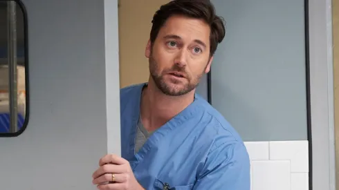 Ryan Eggold es el protagonista principal de "New Amsterdam".
