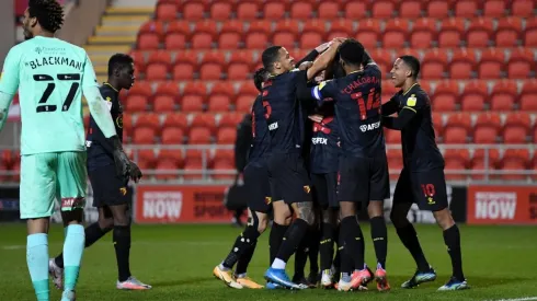 Sierralta celebra su gol junto a sus compañeros