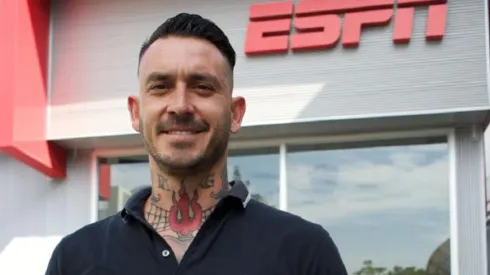 Pinilla ya trabaja como comentarista tras su retiro del fútbol.