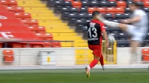 Özer Özdemir cometió la criminal entrada sobre el brasileño Junior Maranhao.