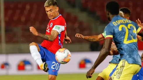 Charles Aránguiz es uno de los jugadores que actúan en países donde se complica la salida de los jugadores al exterior