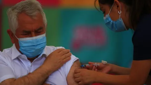 El proceso de inoculación mantiene su marcha en el país, ahora con miras a las elecciones de abril.