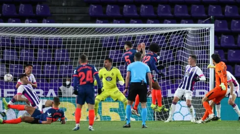 Yassine Bono puso el empate de Sevilla ante Valladolid definiendo como todo un delantero.
