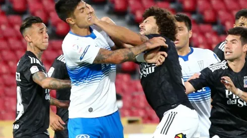 Maxi Falcón y la segunda arremetida contra Valber Huerta en el duelo entre Colo Colo y la UC.