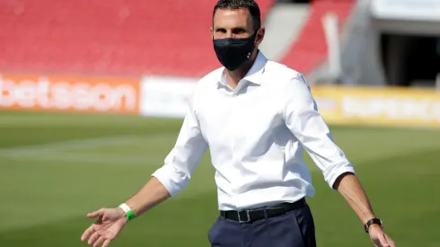 Gustavo Poyet debutó como campeón de la Supercopa con Universidad Católica tras vencer a Colo Colo.