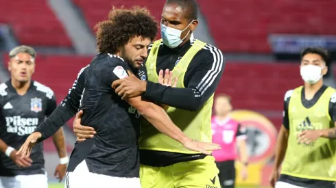 Maximiliano Falcón siendo retirado por Omar Carabalí tras su expulsión. Arriesga un mínimo de dos partidos.