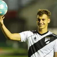 Joven delantero uruguayo marca goles de día y va al colegio en la noche