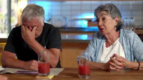 Carlos Caszely junto a María de los Ángeles Guerra.